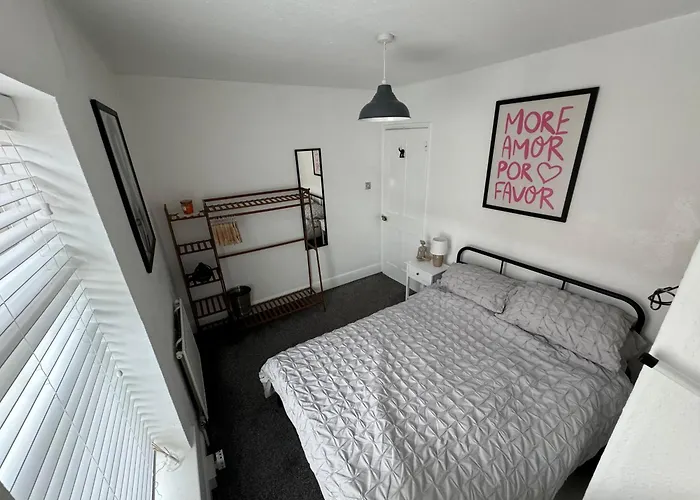 Small, Compact And Cosy 2 Bed